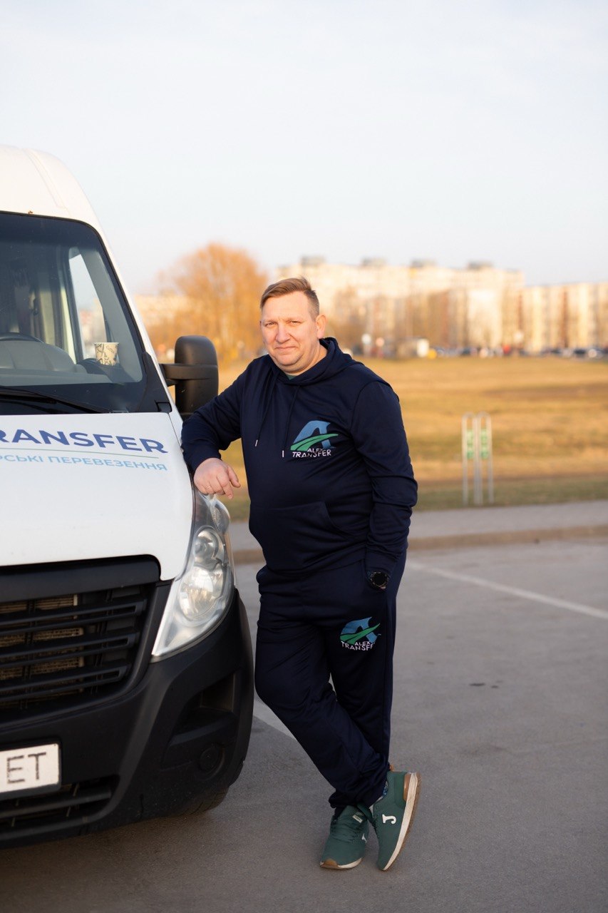 Портрет водія AlexTransfer у промінні вечірнього сонця