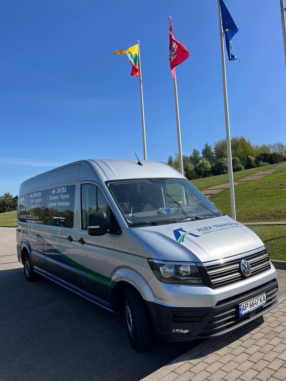 VW Crafter перед флагами Литви та ЄС